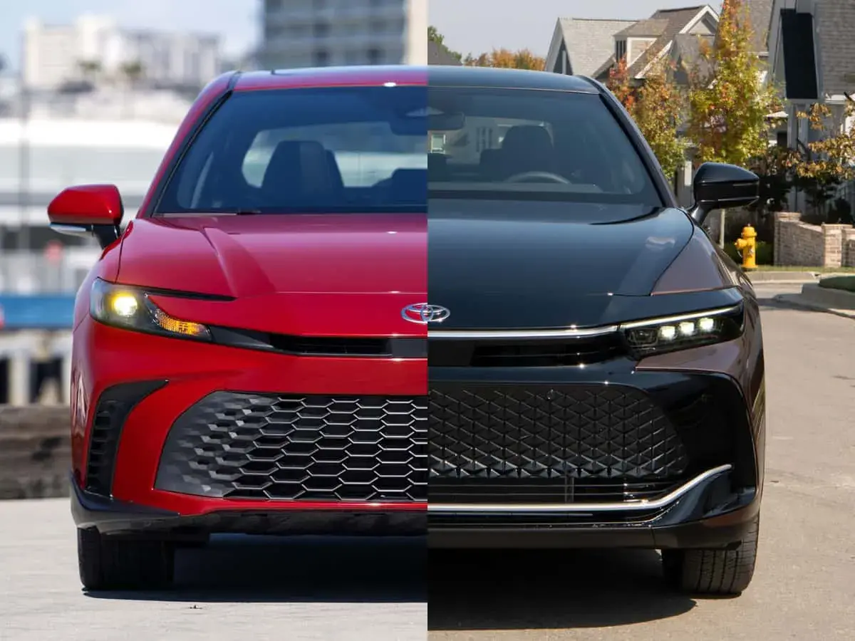 Dwa nowe modele Toyota Crown: jeden czerwony, błyszczący, drugi czarny, elegancki, z charakterystycznym grillem i światłami LED.