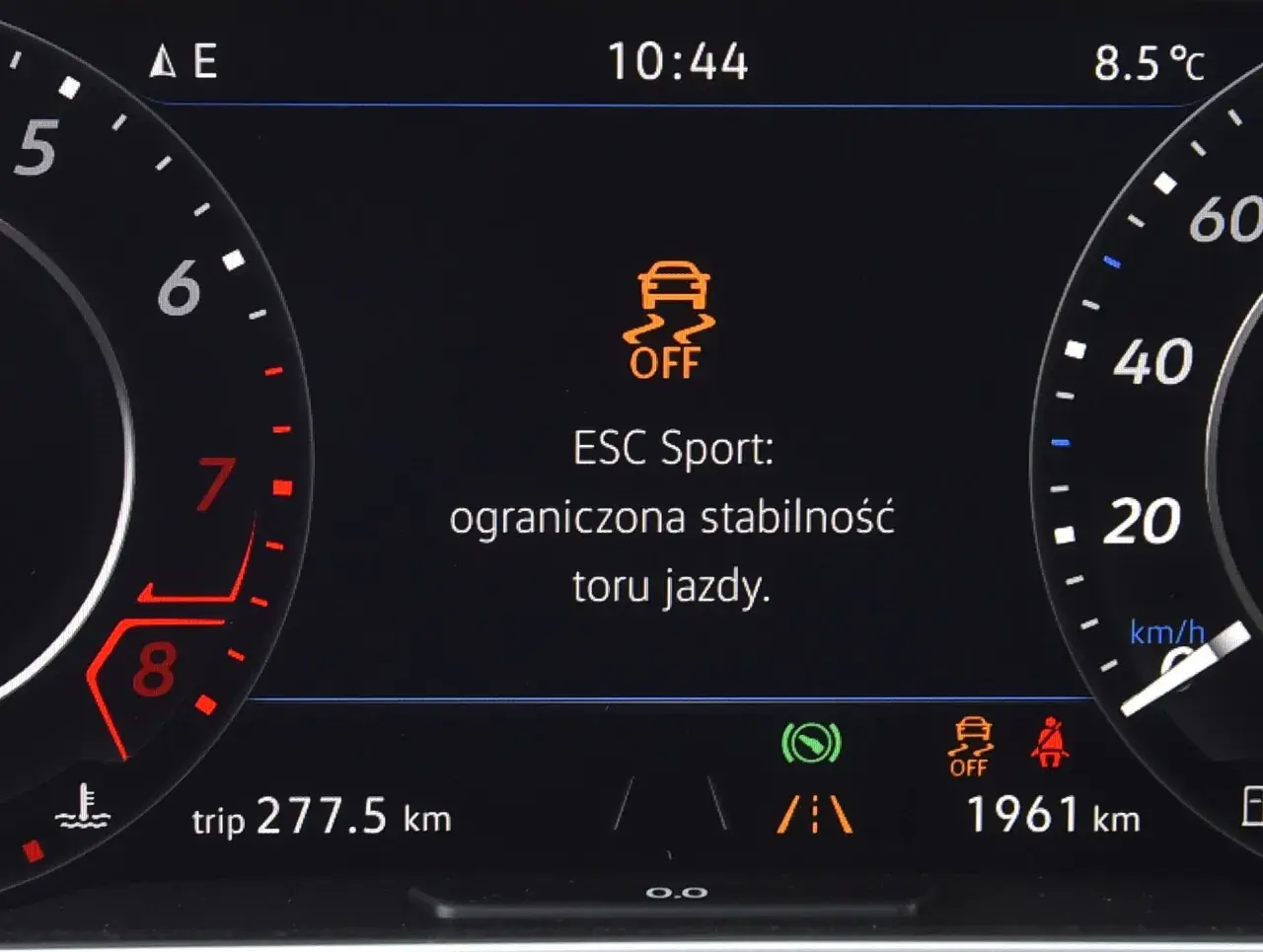 Kontrolka ESP OFF na desce rozdzielczej samochodu, z napisem "ESC Sport: ograniczona stabilność toru jazdy".