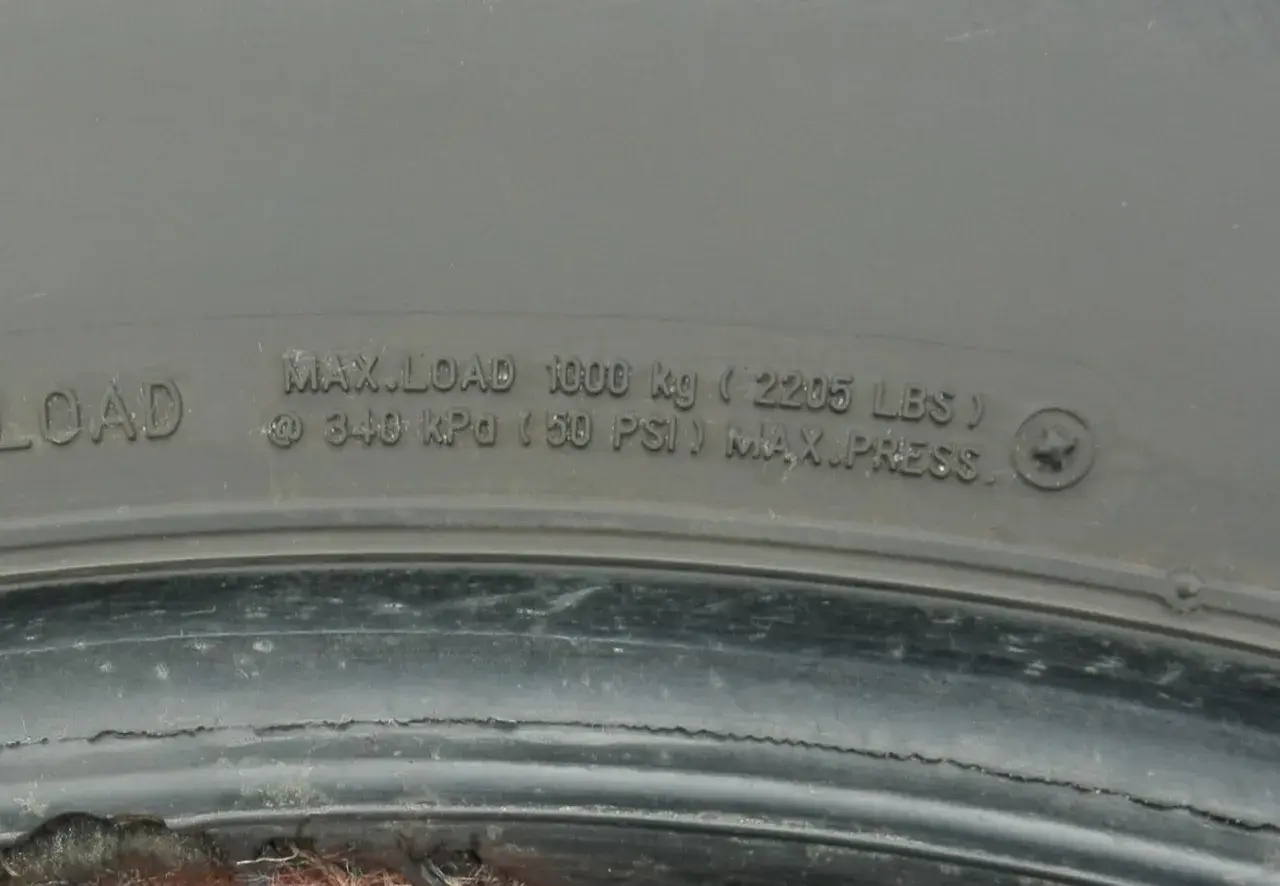 Napisy na oponie: MAX.LOAD 1000 kg, 340 kPa (50 PSI) MAX.PRESS.