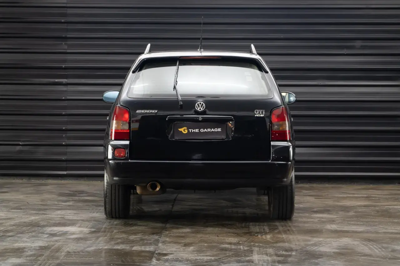 Czarny VW Parati GTI 16V z 2000 roku, widok z tyłu, z logo "The Garage" na klapie bagażnika.