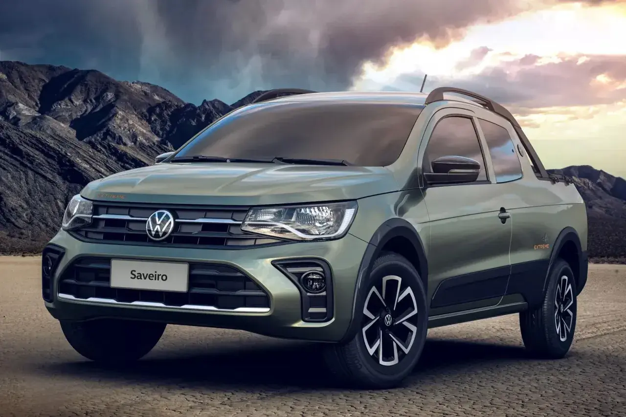 Zielony VW Saveiro Extreme gotowy na przygodę w surowym krajobrazie.