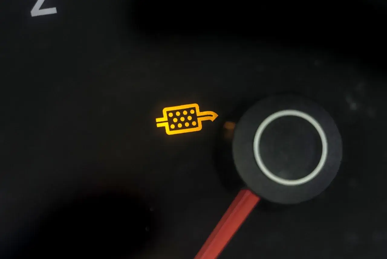 Żółta kontrolka dpf hyundai i40 świeci się, sygnalizując problem z filtrem cząstek stałych.