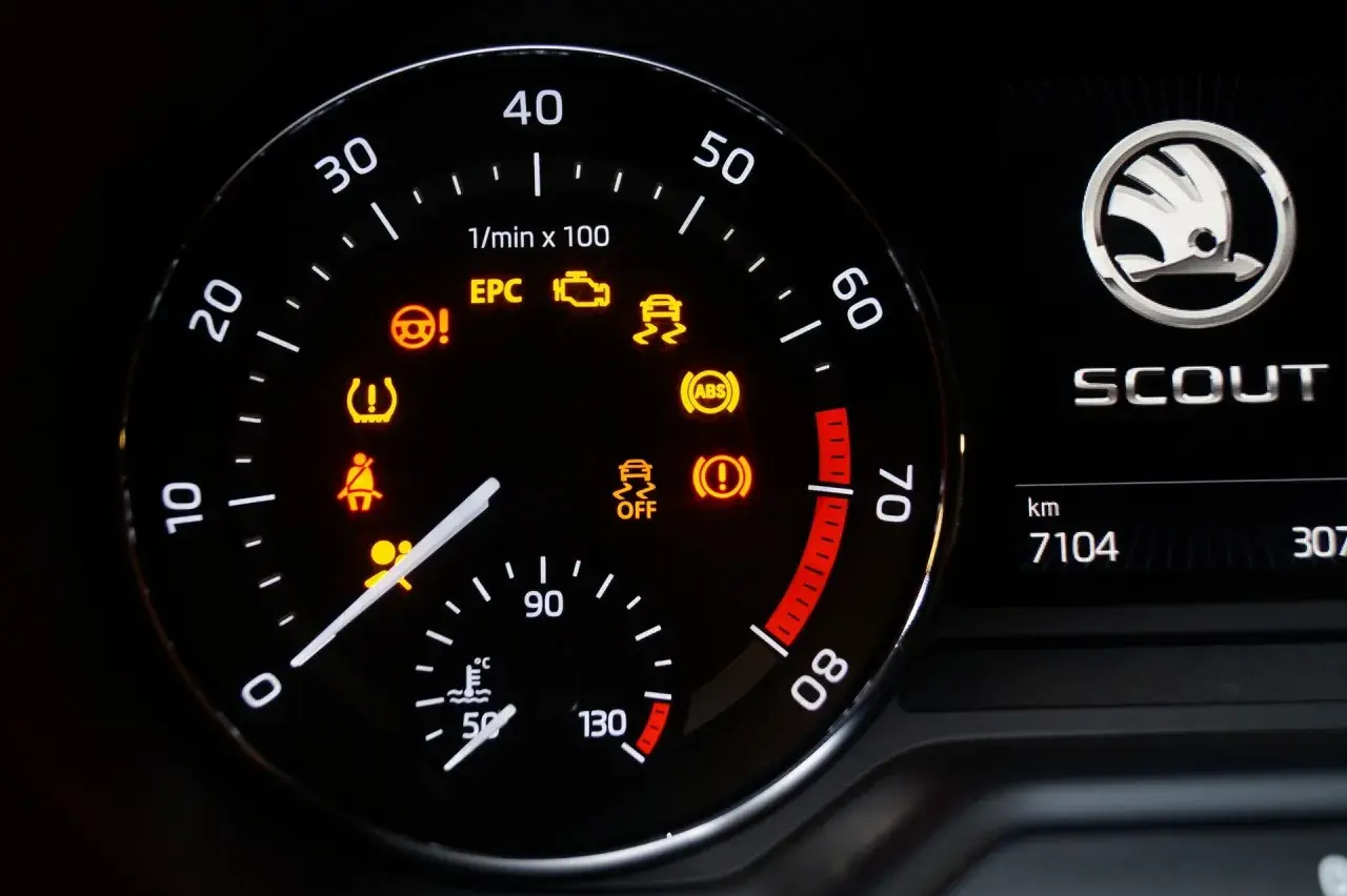 Na desce rozdzielczej Skoda Fabia świeci się żółta kontrolka EPC, sygnalizując problem z silnikiem.