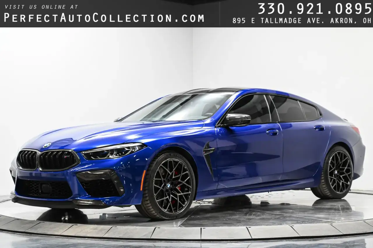 Błękitne BMW M8 Competition Gran Coupé prezentuje swoją sportową sylwetkę.