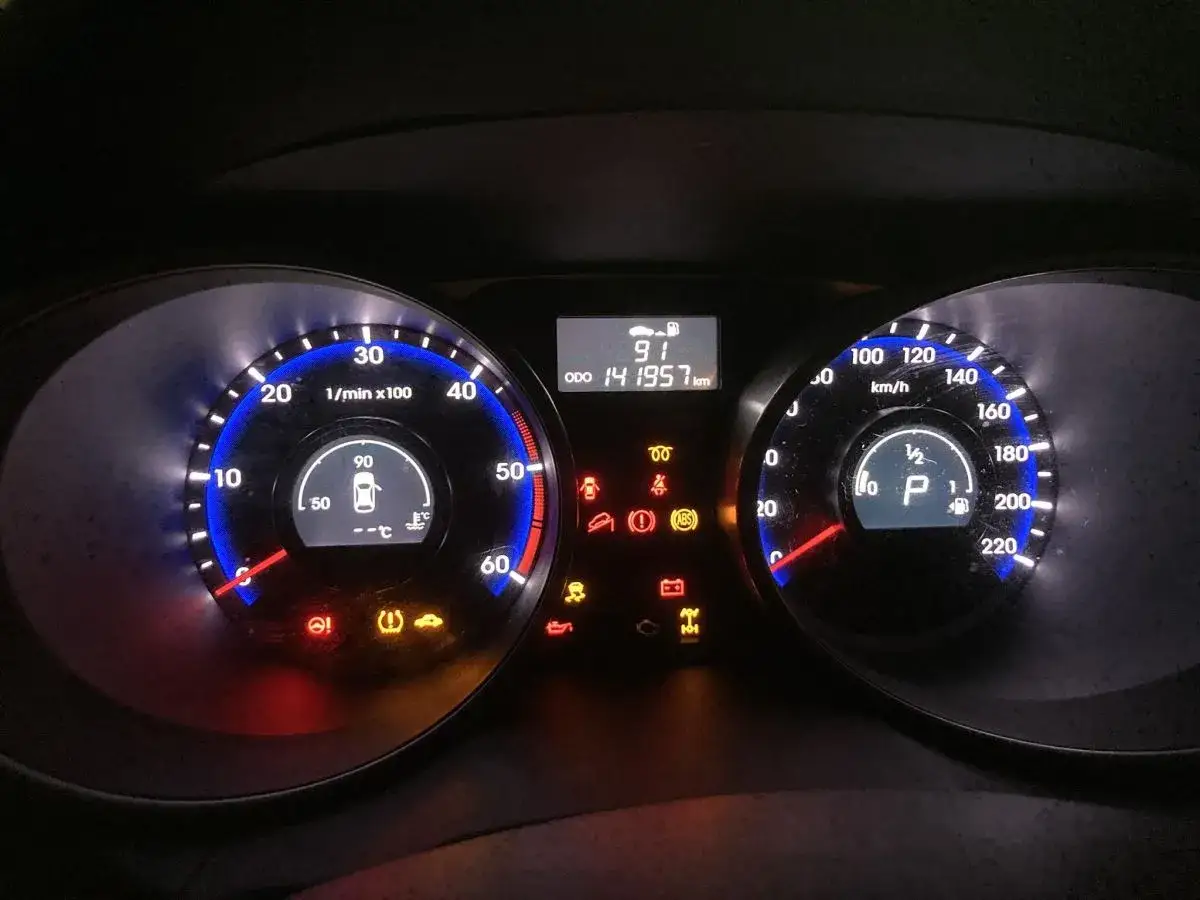 Na desce rozdzielczej Hyundai ix35 świeci się kontrolka DPF, wskazując na potrzebę regeneracji filtra cząstek stałych.