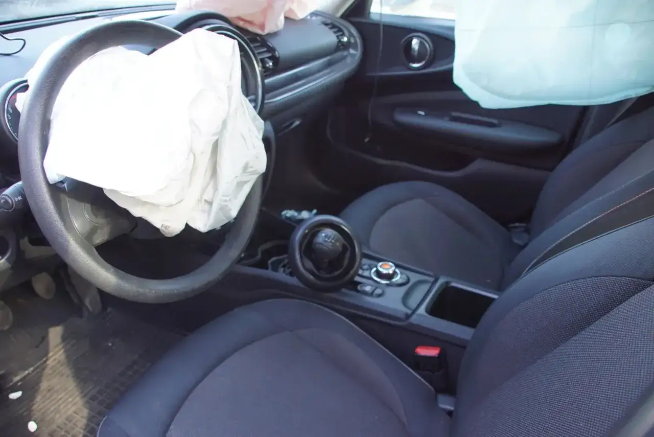 Wnętrze Mini Clubman F54 po wypadku. Poduszki powietrzne wystrzeliły, chroniąc kierowcę i pasażera.