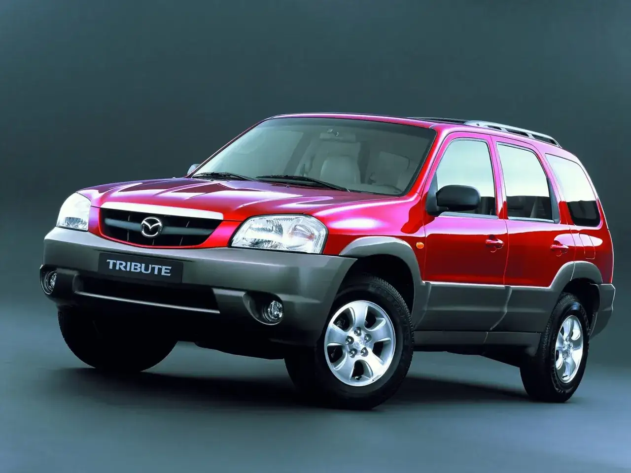 Czerwony Mazda Tribute z szarymi elementami, gotowy na każdą przygodę.