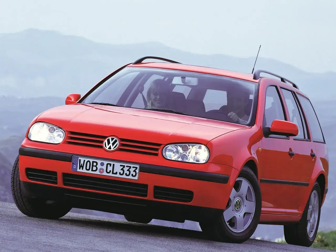 Czerwony Volkswagen Golf 4 Variant na drodze. Zastanawiasz się, jakie żarówki pasują do tego modelu?