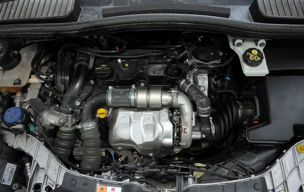 Silnik diesla z turbosprężarką w Mazda 5 CR. Widoczne przewody, intercooler i elementy układu dolotowego.