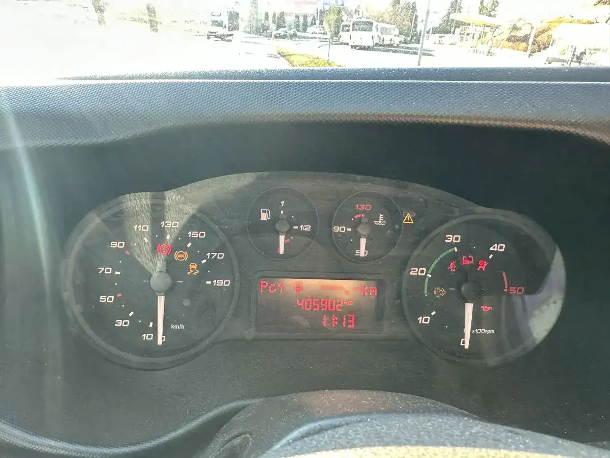 Kontrolka DPF Iveco Daily świeci się, wskazując na potrzebę regeneracji filtra cząstek stałych. Na desce rozdzielczej widoczne są również inne kontrolki.