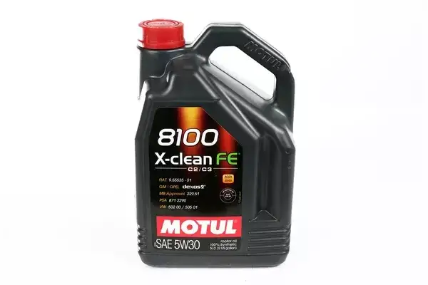 Silnik samochodowy z olejem Motul 8100