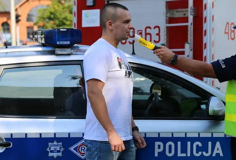Policjant z alkomatem przesiewowym iBlow