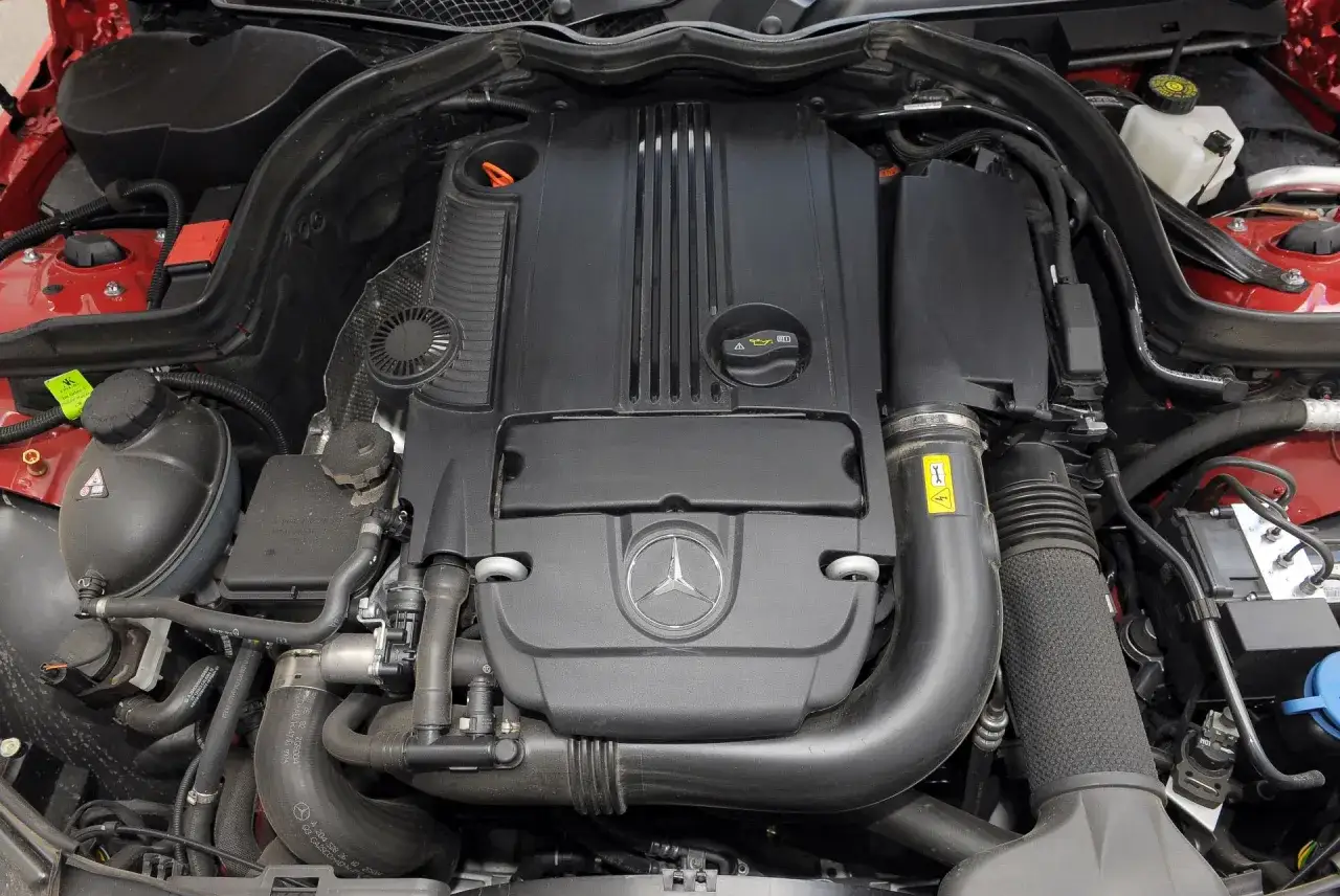 Silnik Mercedes CDI 220 z widocznym logo marki.
