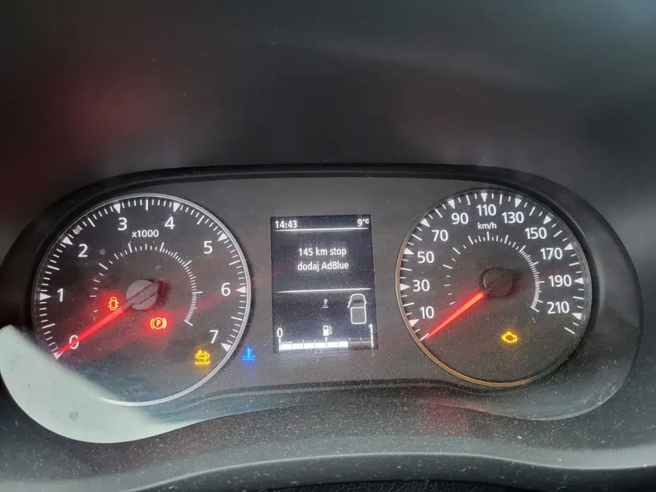 Kontrolka AdBlue w Renault Master świeci, informując o konieczności uzupełnienia płynu. Do zatrzymania pozostało 145 km.