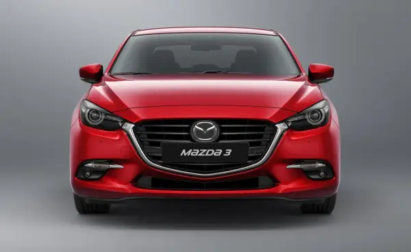 Czerwona Mazda 3 BN z przodu, z błyszczącym grillem i reflektorami.